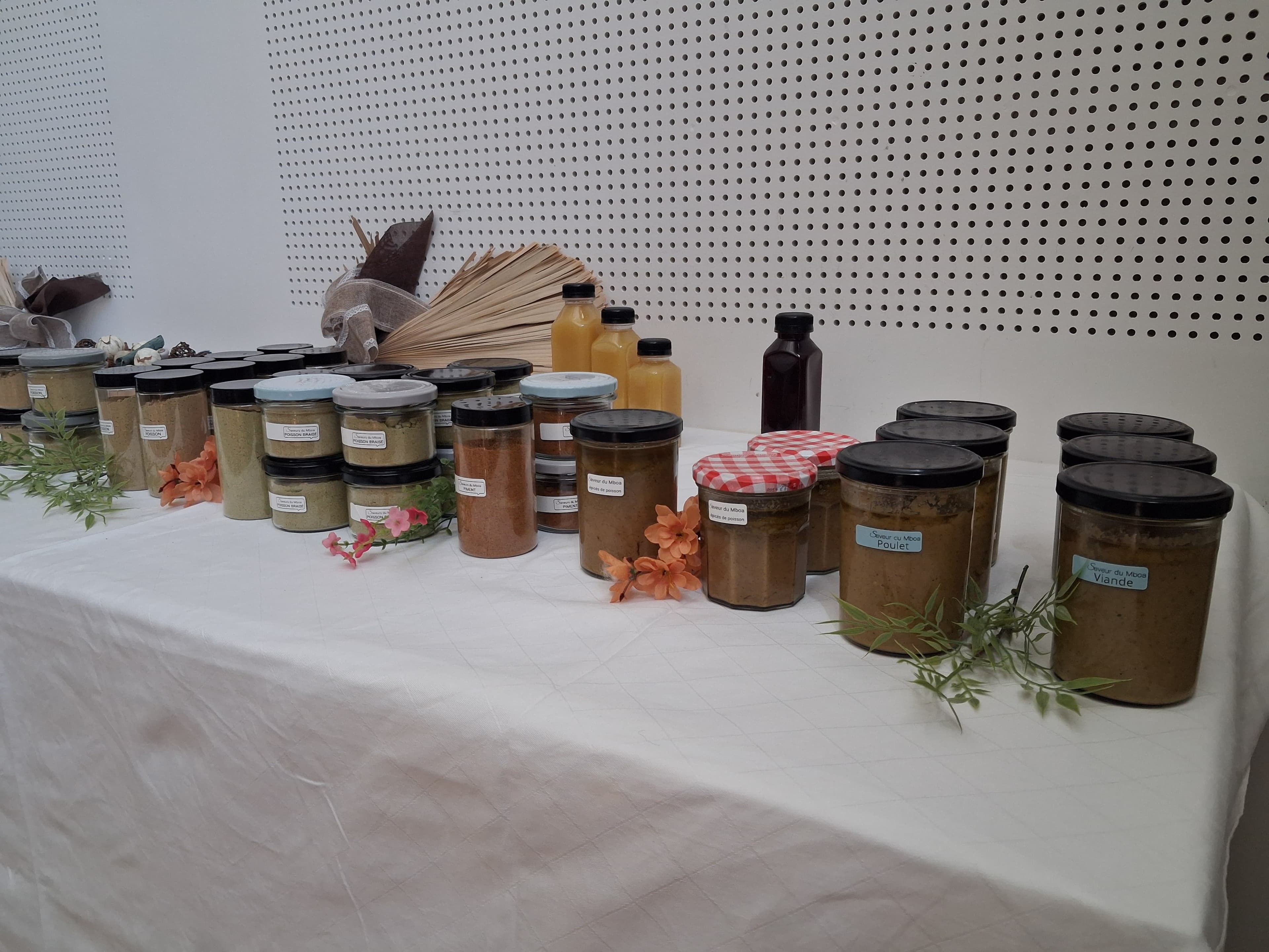 Produits Saveurs du Mboa exposés lors de l'événement culinaire